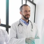 Por que hospitais líderes confiam em fabricantes nacionais de insumos médicos?